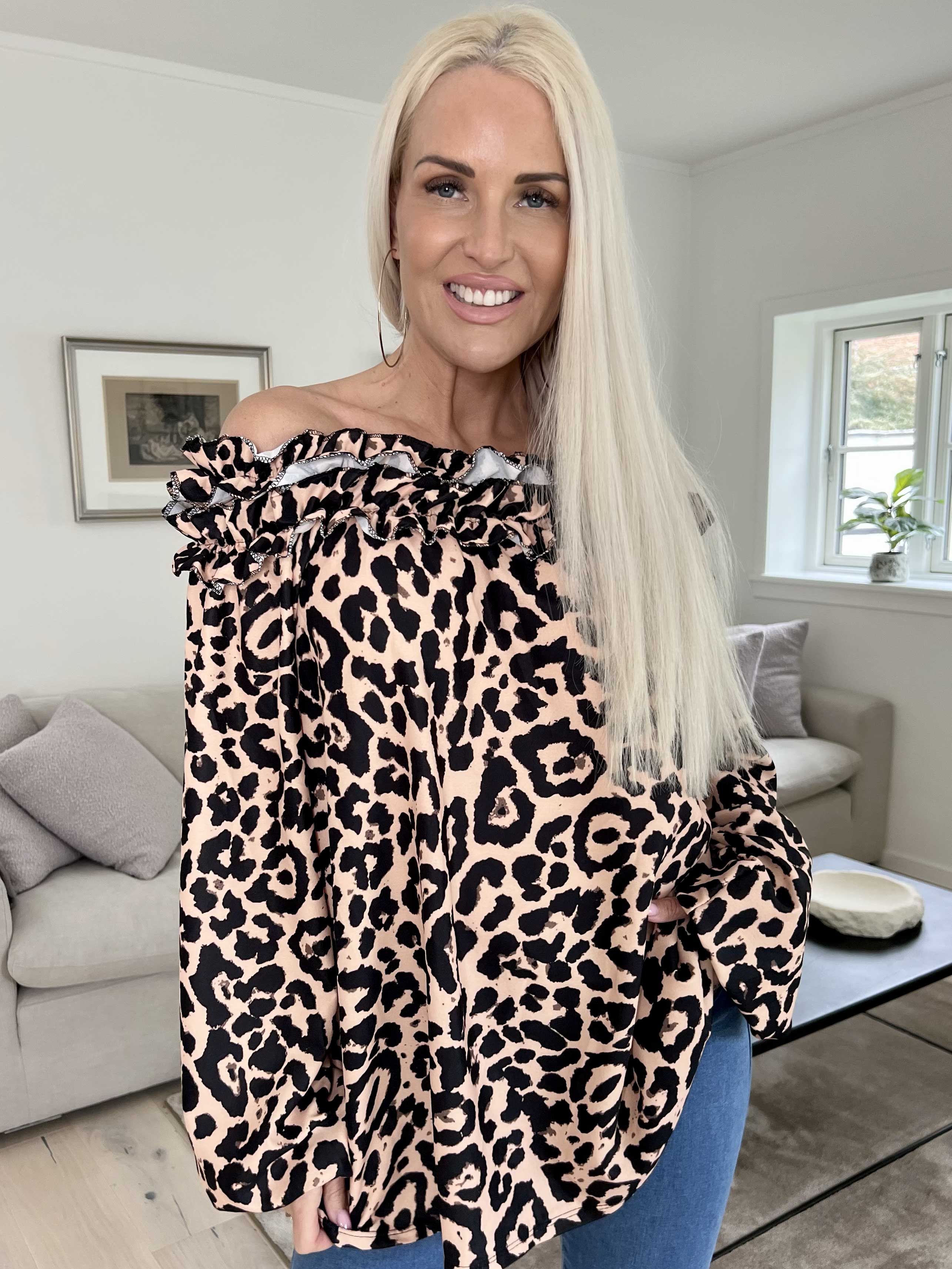 Chili Leo - Fineste tunika i leopardprint med flæser i udskæringen